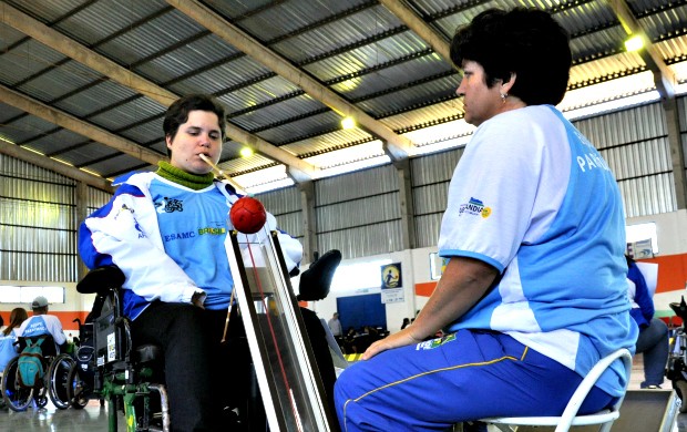 Daniele é auxiliada pela mãe, Sandra, nas competições de bocha (Foto: Hélder Rafael/GLOBOESPORTE.COM)