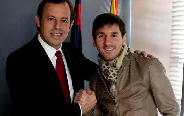 Lionel messi barcelona sandro rosell assinatura de contrato (Foto: Agência EFE)