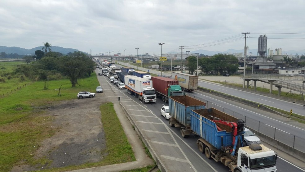 Acidente causou congestionamento em Itajaí (Foto: Luiz Souza/RBS TV)