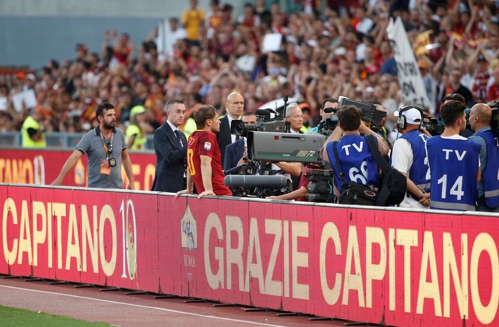Totti senta e fica com olhar perdido no rumo da torcida (Foto: Stefano Rellandini/Reuters)
