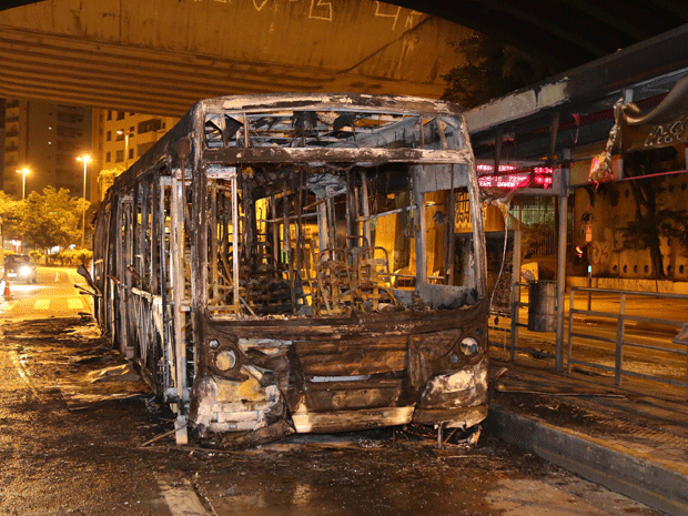 Ônibus foi queimado na Avenida 9 de Julho (Foto: Edison Temoteo/Futura Press/Estadão Conteúdo)