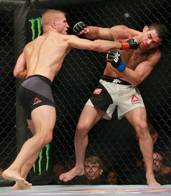 TJ Dillashaw e Renan Barão UFC Chicago (Foto: Getty Images)
