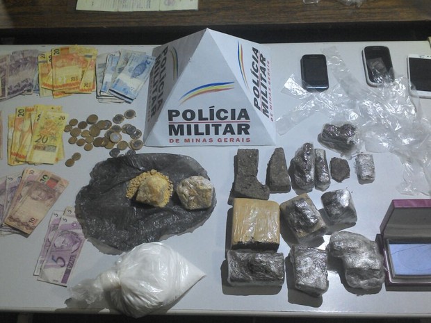 Droga apreendida na casa onde os suspeitos estavam (Foto: Divulgação / Polícia Militar)