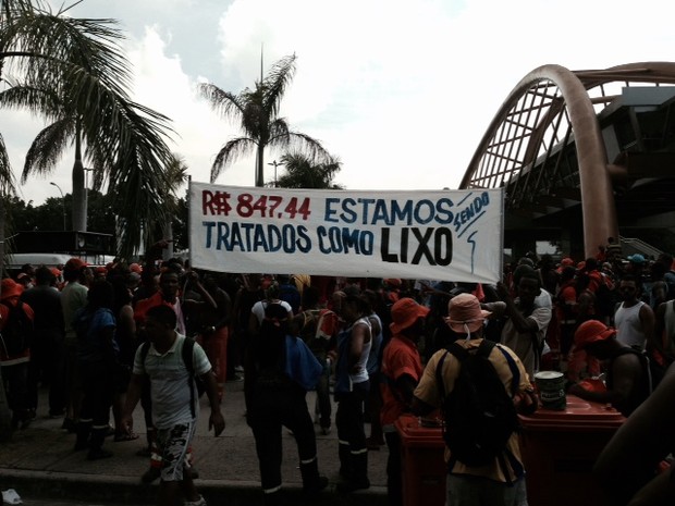 Garis declaram em cartaz durante protesto que estão sendo tratados como lixo. (Foto: Guilherme Brito / G1)