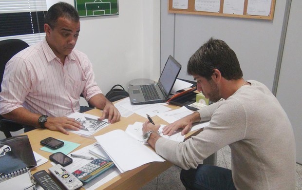Juninho Pernambucano renova contrato Vasco (Foto: Gustavo Guimarães / Vasco.com.br)