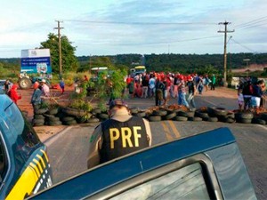 PRF registrou interdição provocada pelo MST em Ceará-Mirim no km 163 da BR-406 (Foto: Divulgação/PRF)