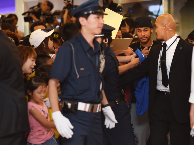 Neymar é cercado por fãs em aeroporto em Tóquio, no Japão (Foto: Toshifumi Kitamura/ AFP)
