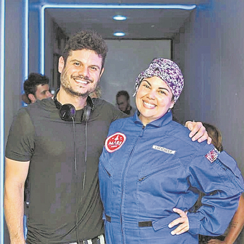Fabiana Karla e o diretor Rodrigo César nos bastidores do longa 'Lucicreide vai pra Marte' (Foto: Divulgação)