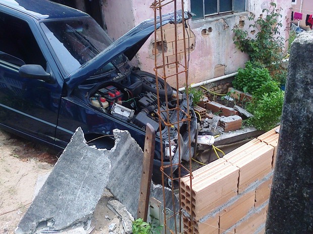 Carro usado por fugitivos bateu em muro de casa (Foto: PM/Divulgação) Carro usado por fugitivos bateu em muro de casa (Foto: PM/Divulgação)