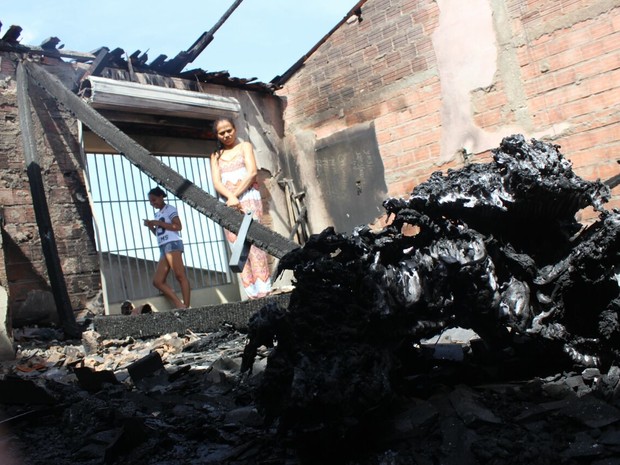 Após incêndio, casal e os filhos foram para a casa de amigos (Foto: Fernando Brito/G1)