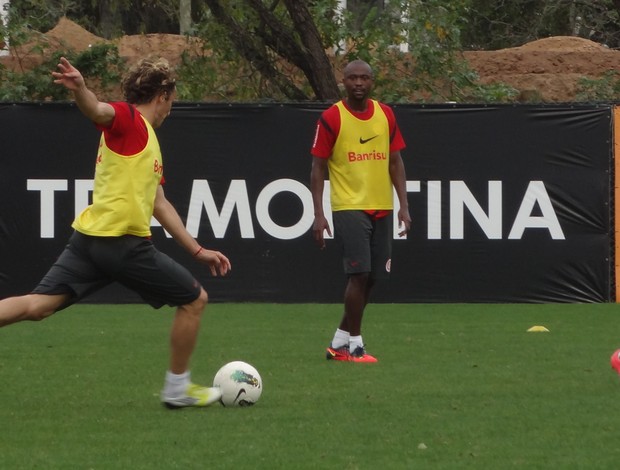 Forlán treino Inter (Foto: Tomás Hammes / GLOBOESPORTE.COM)