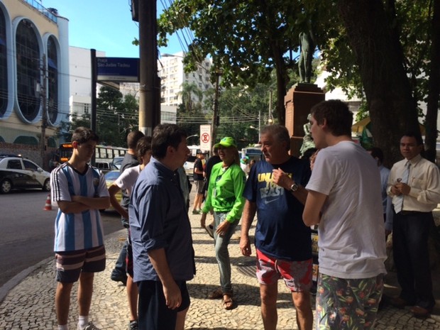 Argentinos decidem voltar outro dia ao Corcovado para não enfrentar fila (Foto: Guilherme Brito/ G1)