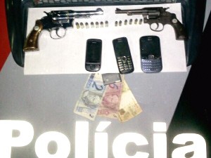 Armas e munições apreendidas com os suspeitos em Pinda. (Foto: Divulgação/PM)