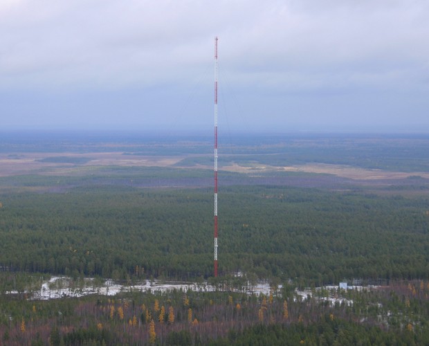 Torre de monitoramento meteorológico instalada na Sibéria (Foto: Divulgação/ATTO)