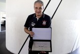 Tite recebe placa e se emociona com funcionários do CT do Timão
