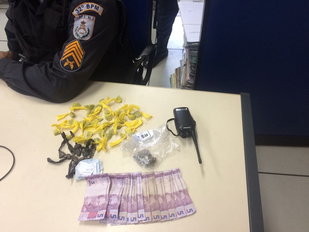 Drogas apreendidas em Macaé com suspeito (Foto: Polícia Militar/Divulgação)