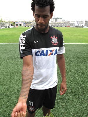 Tatuagem Gil Treino Corinthians (Foto: Rodrigo Faber) Tatuagem Gil Treino Corinthians (Foto: Rodrigo Faber)