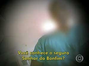 Enfermeiro relata a falta de antibiótico e pede ao paciente para rezar. (Foto: Reprodução / TV Globo)