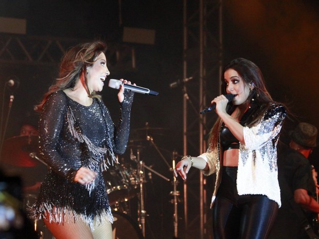 Ivete Sangalo e Anitta cantam em show no Rio (Foto: Isac Luz/ EGO)