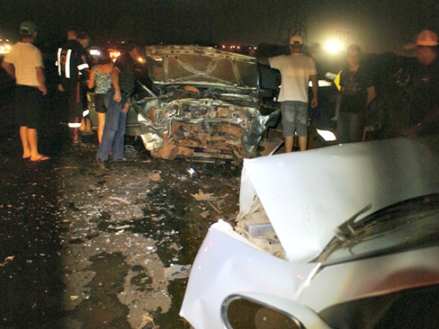 Dois carros se chocam na Br 136 na região de Dourados. (Foto: Nelson Gabiatt/Dourados Informa)