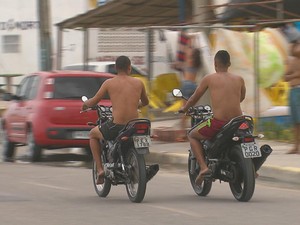Motociclistas são flagrados pilotando sem capacete em Brasília Teimosa (Foto: Reprodução/ TV Globo)