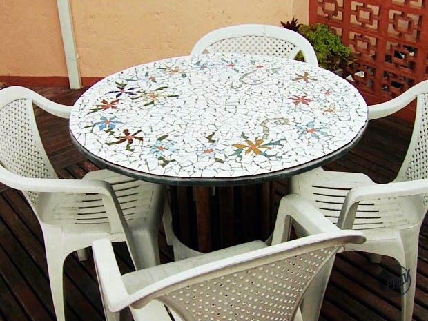 Vera faz mosaicos usando azulejos em peças de decoração (Foto: Reprodução EPTV)