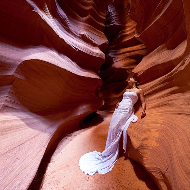 Jennifer Savage vestida de noiva no Antelope Canyon, nos EUA (Foto: Jeff Savage/Divulgação)