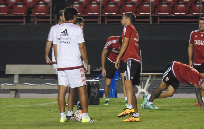 Mammana conversa com Gallardo River Plate Morumbi (Foto: Marcelo Hazan)