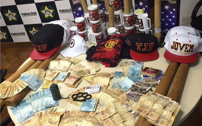 Dinheiro, explosivos e material da torcida organizada do Flamengo foram apreendidos  (Foto: Cristina Boeckel / G1)