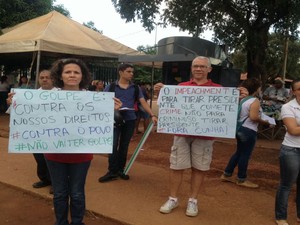 Manifestantes pedem a saída de Eduardo Cunha da presidência da Câmara (Foto: Eurílio Silva/G1)