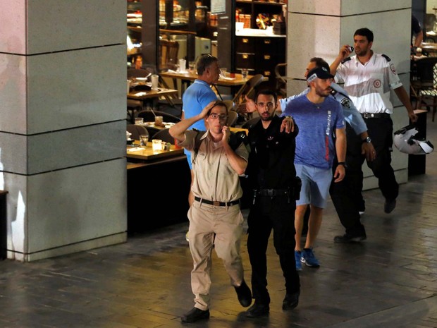 Policial israelenses isola área em que tiros foram disparados nesta quarta-feira (8) em Tel Aviv (Foto: REUTERS/Ammar Awad) Policial israelenses isola área em que tiros foram disparados nesta quarta-feira (8) em Tel Aviv (Foto: REUTERS/Ammar Awad)