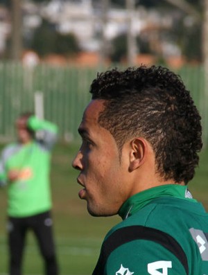 Rafinha, meia do Coritiba - no fundo, o técnico Marcelo Oliveira (Foto: Gabriel Hamilko / GloboEsporte.com)