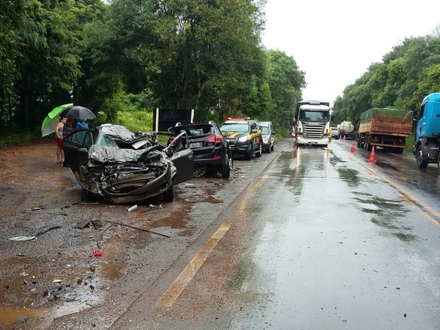 G1 Motorista morre após colisão frontal carro roubado em Ijuí no