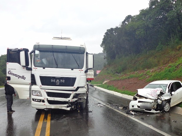 G Mulher Morre Em Acidente Entre Tr S Ve Culos Na Br No Paran