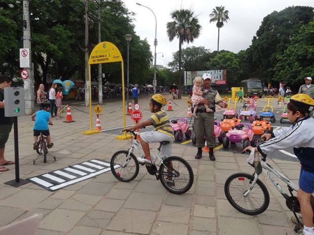 Crianças receberam orientações sobre trânsito na Redenção (Foto: Ivani Schütz/RBS TV)