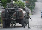 Militares contêm
tumulto ao
remover ferido
da Maré (Erbs Jr./Estadão Conteúdo)