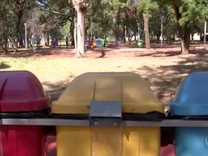 Perto dos aparelhos de ginástica, são três conjuntos com cinco lixeiras (Foto: Reprodução/TV TEM) Perto dos aparelhos de ginástica, são três conjuntos com cinco lixeiras (Foto: Reprodução/TV TEM)