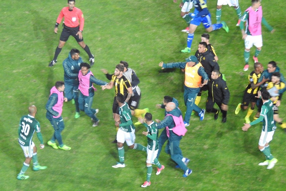Jogadores dos dois times entram em confronto no campo depois do jogo (Foto: Felipe Zito)