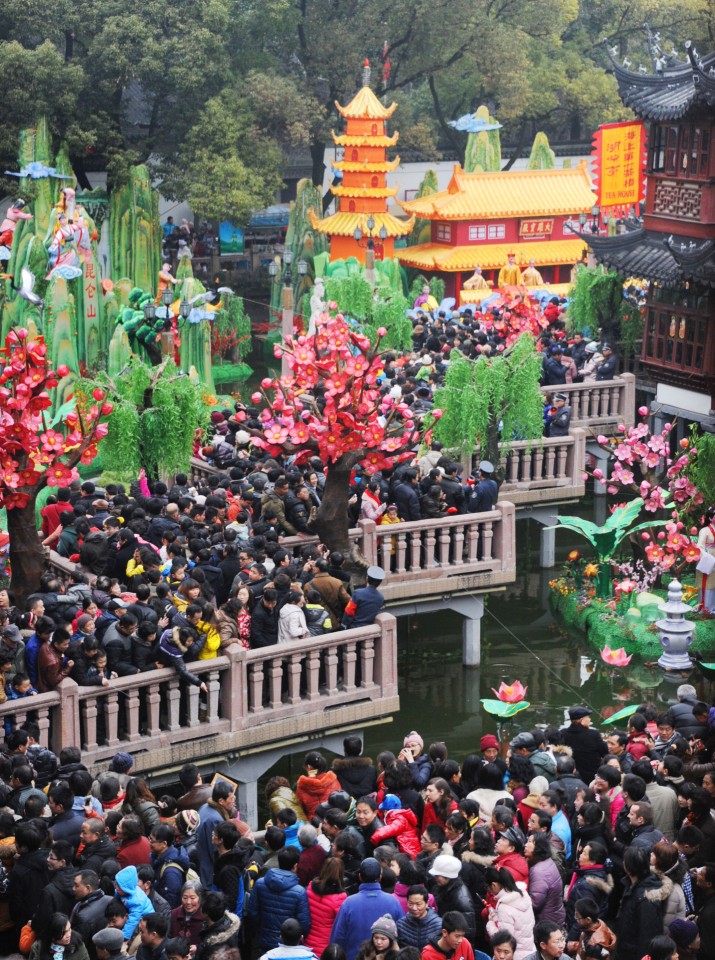 Multidão segue para show de lanternas no Ano Novo chinês em Xangai