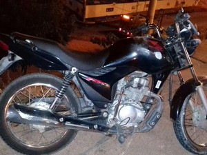 Homem pilotava uma moto quando caiu da ponte (Foto: Divulgação/Polícia Rodoviária Federal)