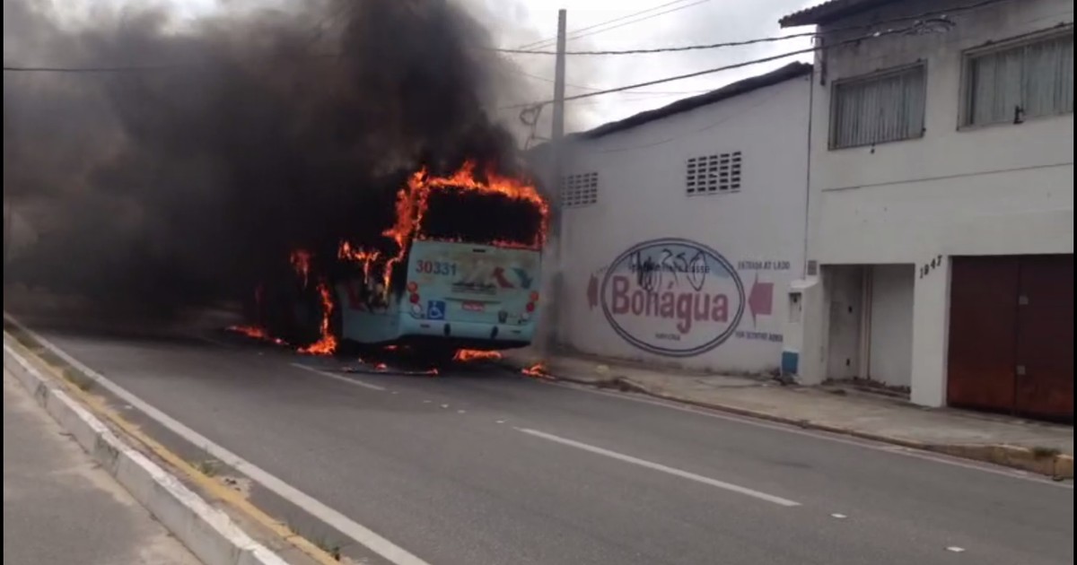 Ônibus é incendiado no Bairro Sapiranga, em Fortaleza; vídeo - Globo.com
