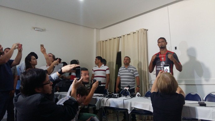 Goleiro Bruno é apresentado pelo Boa Esporte (Foto: Bruno Giufrida)