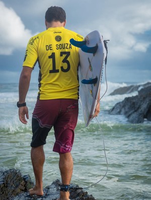 Com lycra amarela de nº 1, Mineirinho sobre nas pedras e entra no mar para enfrentar Mikey Wright (Foto: WSL / Brett Skinner)