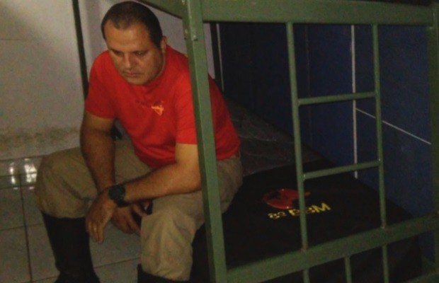Bombeiro é preso por denunciar jornada de trabalho, em Goiânia Goiás (Foto: Reprodução/TV Anhanguera)