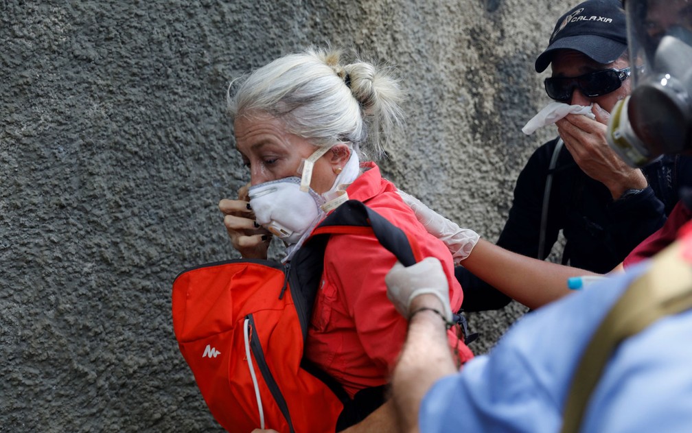 Manifestantes reagem ao gás durante protesto em Caracas, na Venezuela, em 1º de maio  (Foto: Reuters/Carlos Garcia Rawlins)
