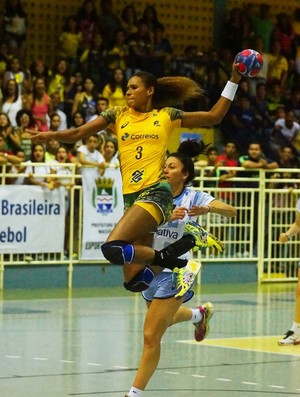 Alexandra Nascimento voa para vencer a goleira da Argentina (Foto: Divulgação/Photo&Grafia)