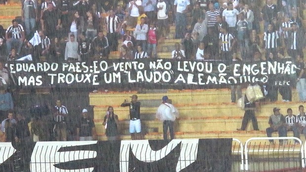 protesto torcida Botafogo faixa Engenhão (Foto: Thales Soares) protesto torcida Botafogo faixa Engenhão (Foto: Thales Soares)