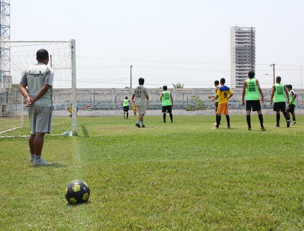 Técnico Tiago Batizoco observa o Santos Porto Velho na beira do campo (Foto: Hugo Crippa/GLOBOESPORTE.COM)