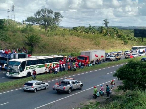 Manifestantes bloqueiam trecho da BR-324, sentido Salvador, em protesto a favor do governo (Foto: Divulgação / ViaBahia) Manifestantes bloqueiam trecho da BR-324, sentido Salvador, em protesto a favor do governo (Foto: Divulgação / ViaBahia)