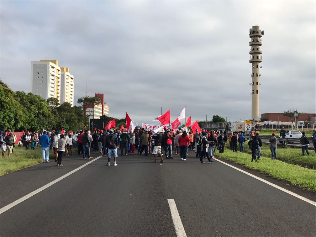 Manifestantes interditaram a Rodovia Marechal Rondon no sentido interior-capital em Bauru por 10 minutos durante os atos contra as reformas previdência e trabalhista (Foto: Giuliano Tamura / TV TEM )